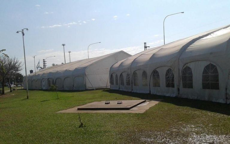 Las carpas dispuestas en plaza Mercosur para los puesteros de la Rotonda. (Foto: El Litoral)