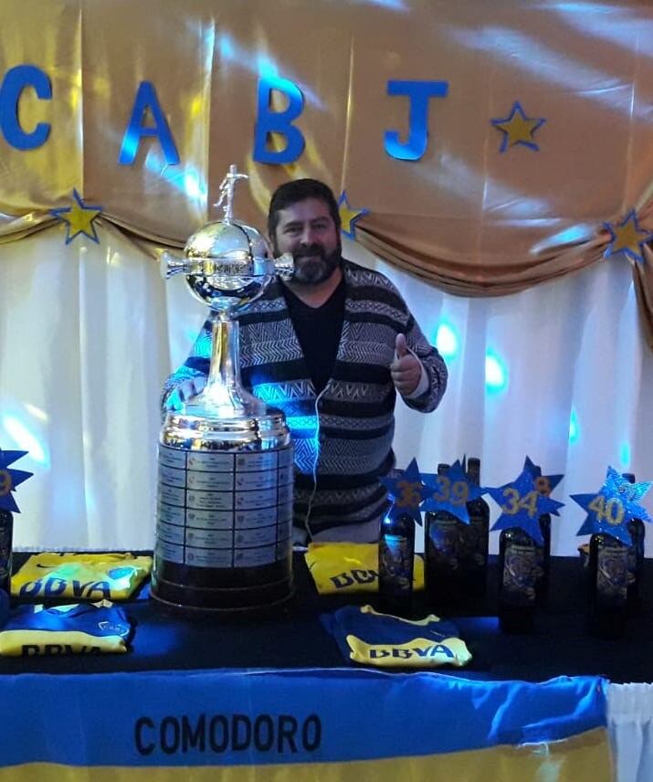 Los fanáticos de Boca tuvieron la oportunidad de fotografiarse con el ídolo y con algunos de los trofeos del Club.