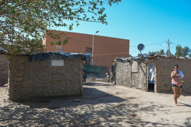 Los vecinos del asentamiento sanjuanino Salvador Tejada viven entre aguas servidas.