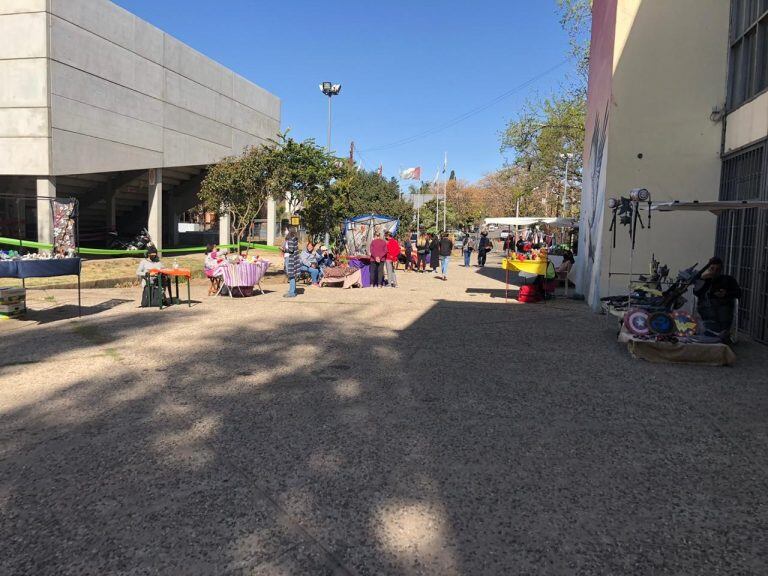 Feria de artesanos en la costanera del lago San Roque. Foto: VíaCarlosPaz