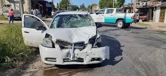 Así quedó el auto que embistió a una pareja en moto en Florencio Varela.