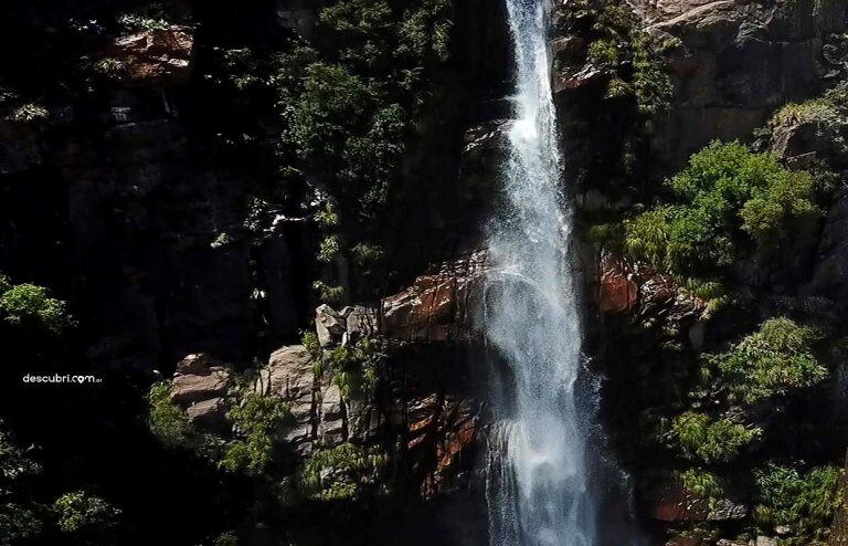 La cascada de nacimiento del río Mina Clavero.