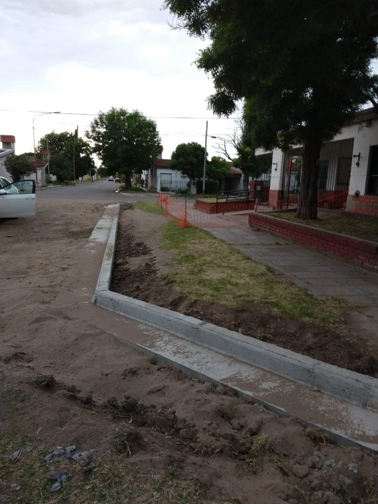 Construcción de cordón cuneta y veredas en EP 25