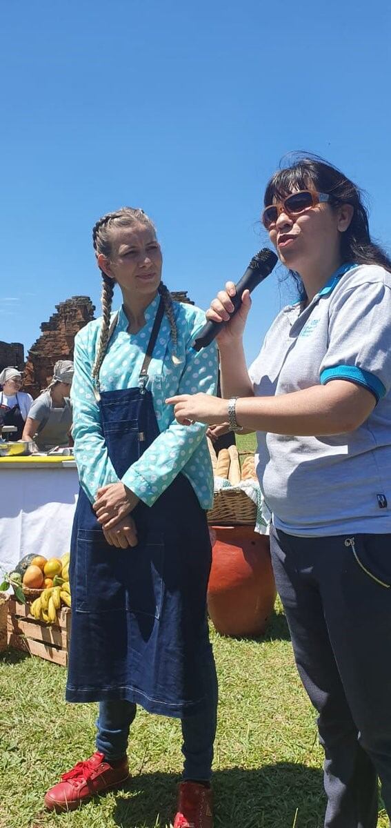 Instructores y alumnos reunidos en San Ignacio por la formación profesional. (Twitter Alberto Galarza)