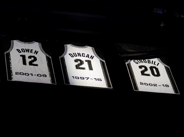 La camiseta de Manu en el AT&T Center (Foto: AP/Darren Abate)