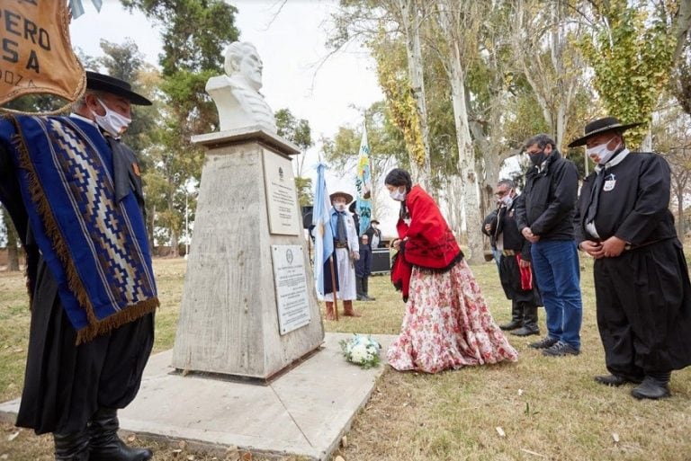 El intendente Daniel Orozco, junto representantes de la Centro Tradicionalista Tropero Sosa, y de la Federación Gaucha de Mendoza, en el homenaje a General Martín Miguel de Güemes\u002E