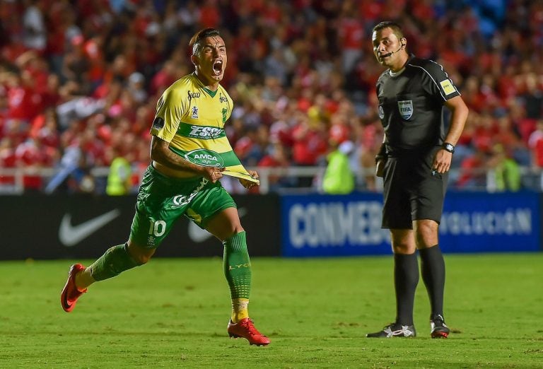 Leonel Miranda celebra su gol ante América de Cali. / AFP PHOTO / LUIS ROBAYO