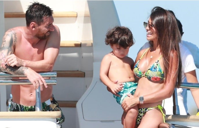 Las fotos por dentro del lujoso yate en el que vacacionaron Antonela Roccuzzo y Lionel Messi (Barco Ibiza)