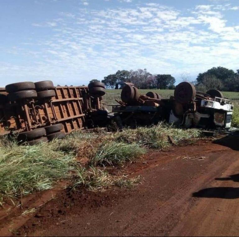 volcó con el camión y perdió la vida.