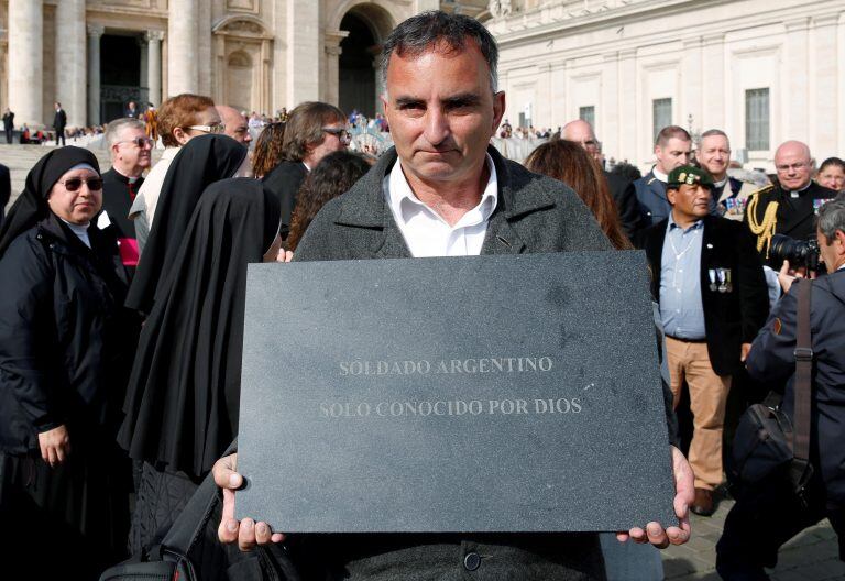 Un hombre sostiene una lápida después de reunirse con el papa Francisco el 30 de octubre de 2019. Crédito: REUTERS / Remo Casilli. Crédito: REUTERS/Remo Casilli.