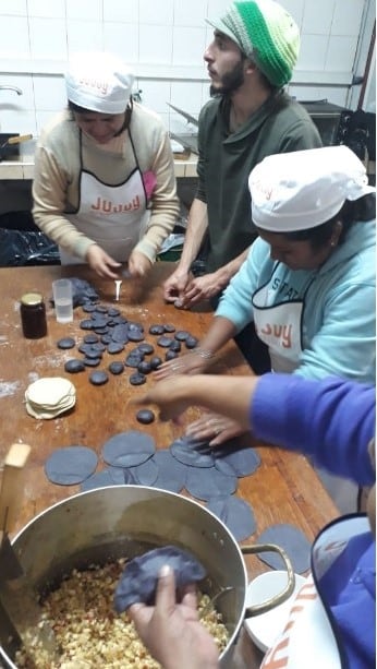 El equipo jujeño preparando una degustacion de sus productos.