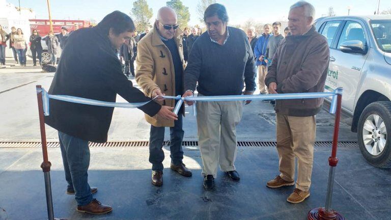 El momento de la inauguración de la estación de servicios (Gobierno de La Pampa)