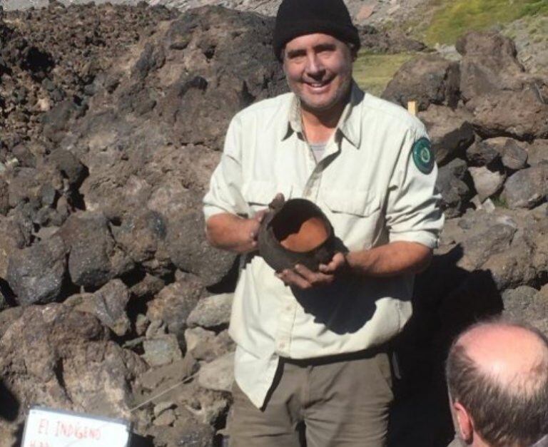 Junto a las pircas, donde probablemente se refugiaban del viento y la nieve, se hallaron diversos elementos de cerámica, semillas carbonizadas de plantas silvestres.