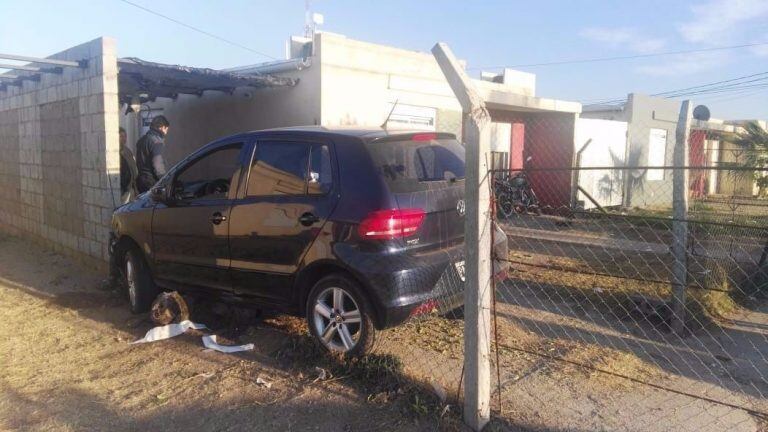 Encontraron el auto por una llamada al 911 del dueño de la casa. Foto: Gentileza Policía san Luis.