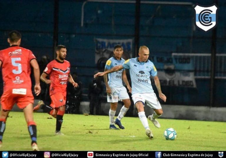 Escena del encuentro disputado este viernes en Jujuy, con baja temperatura y  llovizna.