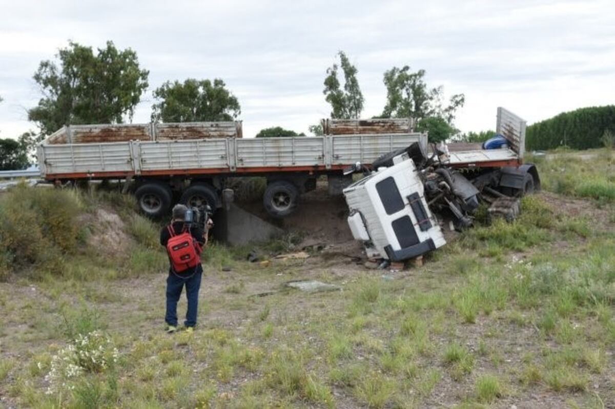 Volcó un camión y murió su conductor en la ruta 40