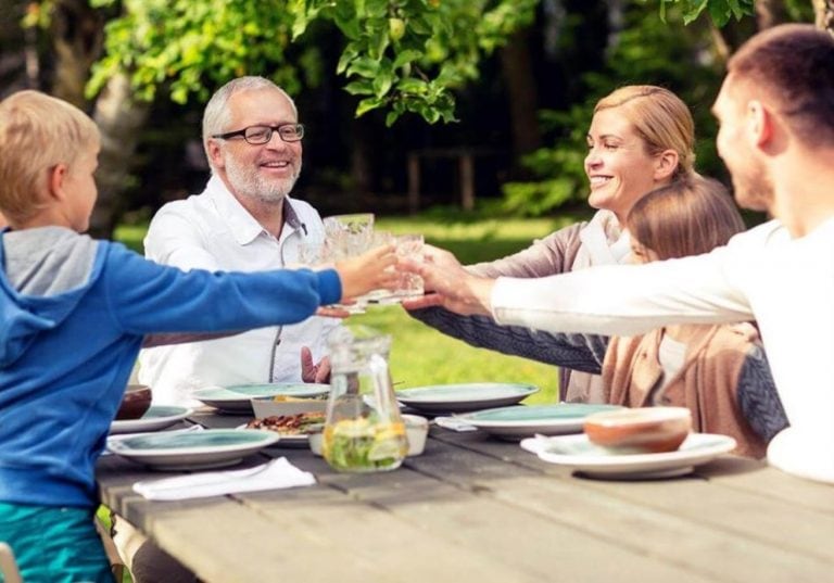 Solo se permiten las reuniones familiares.