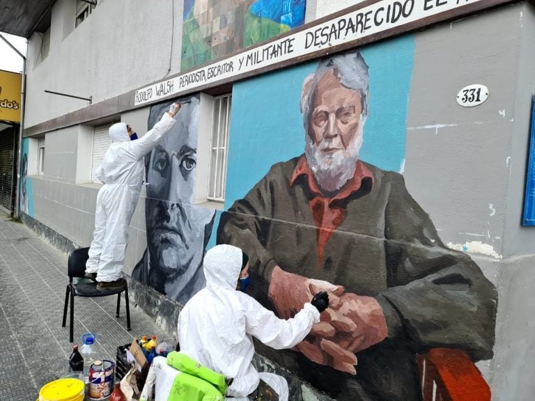 Homenaje por el Día del Periodista sobre la fachada de Radio Nacional Ushuaia, a cargo de la Subsecretaría de Cultura de la Municipalidad de Ushuaia.