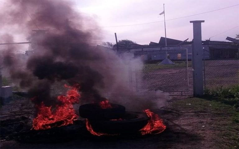 Quema de gomas frente a la empresa CF Industrial en Justo Daract, San Luis.