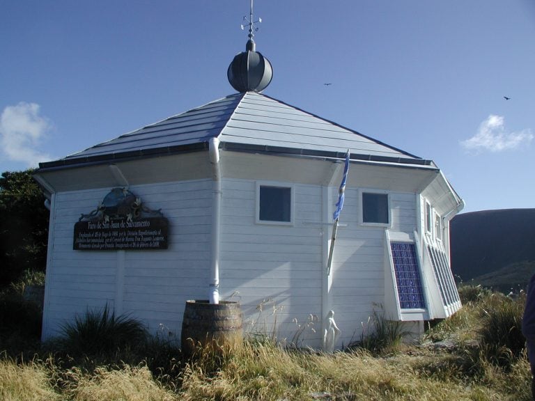 Isla de los Estados, Faro San Juan de Salvamento (ubicado al este de la isla), es el faro del fin del mundo.