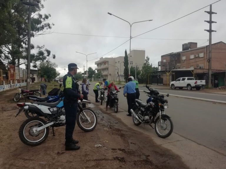 Además retuvieron cinco motos por cruzar el semáforo en rojo.