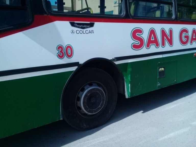 Fuerte choque entre un colectivo y un remís