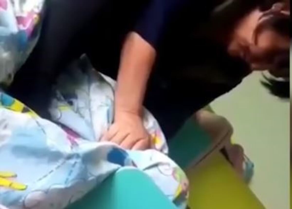 Difundieron un video en el que una maestra jardinera estrangula a una nena
