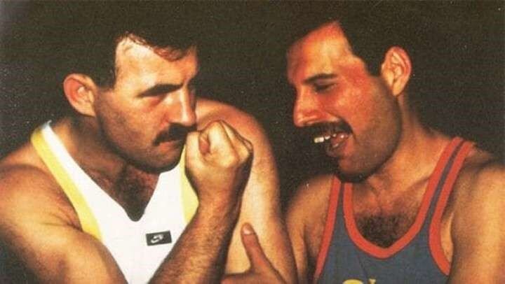 Jim Hutton y Freddy Mercury. (web)