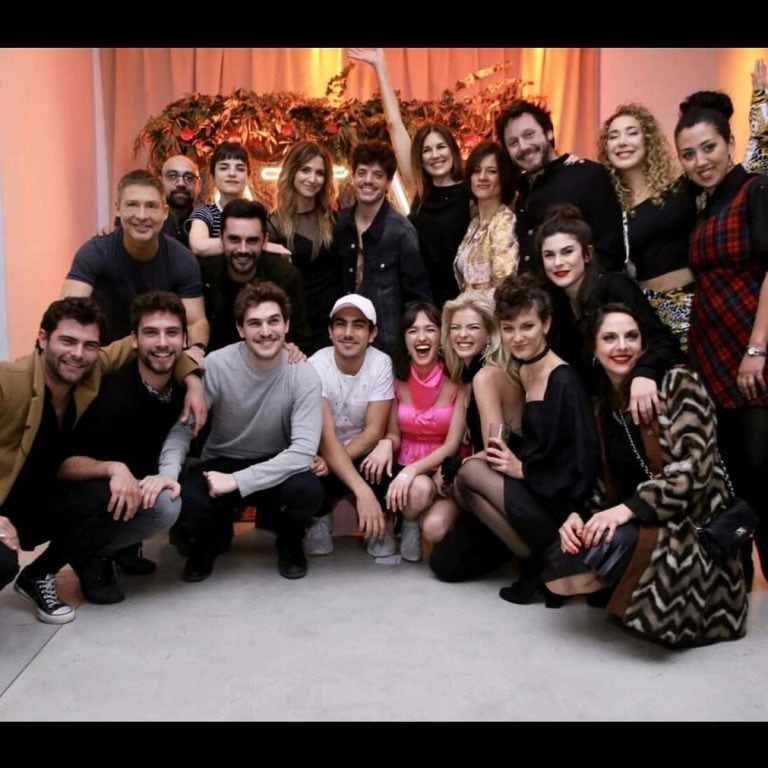 El elenco de "Argentina, tierra de amor y venganza" posa durante la fiesta que le organizó Pol-Ka pare festejar el éxito de la novela. (Foto: Instagram/ sangrejaponesa)