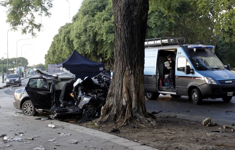 DYN02, BUENOS AIRES 23/03/2017, TRES JÓVENES MURIERON Y OTRO RESULTÓ GRAVEMENTE HERIDO AL CHOCAR ESTA MADRUGADA CONTRA UN ÁRBOL EL AUTO DE ALTA GAMA EN EL QUE SE DESPLAZABAN EN EL BARRIO PORTEÑO DE PUERTO MADERO. FOTO: DYN/ALBERTO RAGGIO.