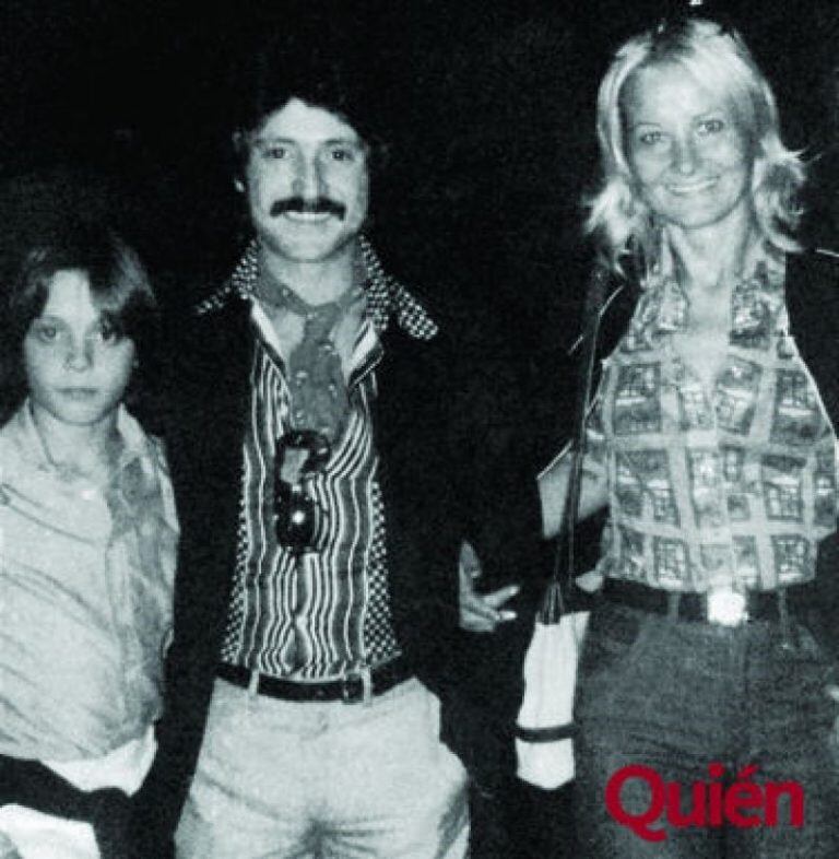 Luis Miguel junto a su padre, Luis Rey, y su madre, Marcela Basteri.