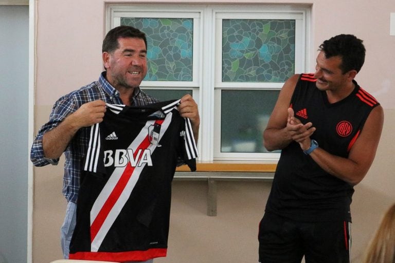 Ñonquepán recibió una camiseta de River como presente.