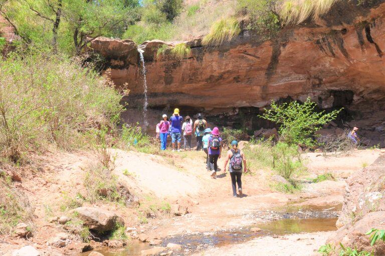 La caminata en grupo hace del recorrido un estupendo paseo.