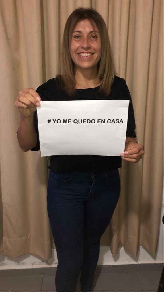 Yo no puedo pero vos sí, #QuedateEnCasa - Jefa comunal de Km 658.
Daniela Andino cumple cuarentena voluntaria acompañando a su hija que regresó de Alemania