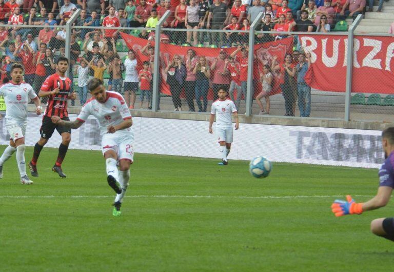 Domingo Blanco convierte el gol a Patronato