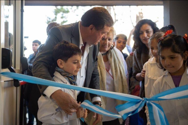 El gobernador Alberto Weretilneck durante una inauguración escolar (Foto: Gobierno de Río Negro).