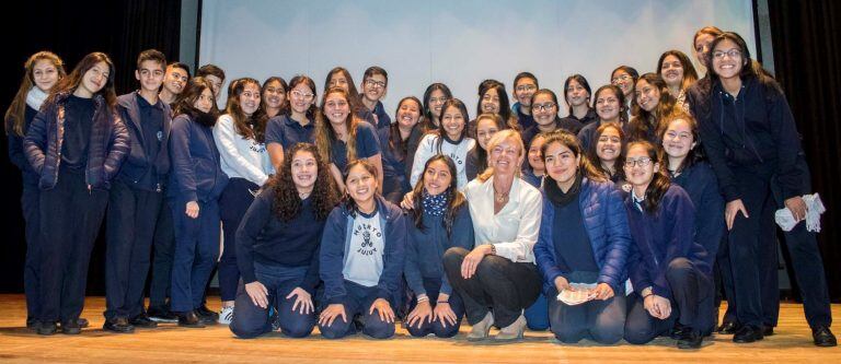 Estudiantes del Colegio del Huerto con la Dra. Hallberg, al término de su disertación.