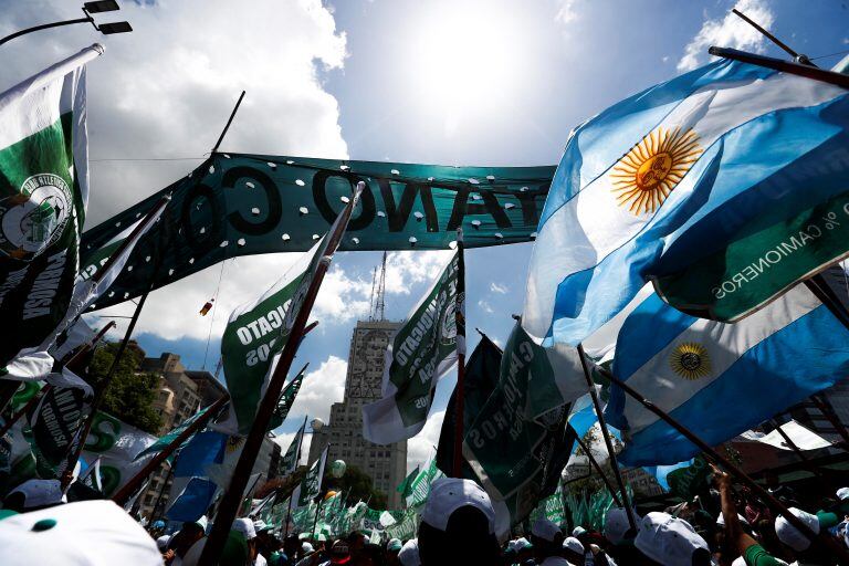 BAS16. BUENOS AIRES (ARGENTINA), 21/02/2018.- Miles de personas participan hoy, miércoles 21 de febrero de 2018, en una marcha por la Avenida 9 de Julio de Buenos Aires (Argentina), convocada por el sindicato de Camioneros de Argentina, a la que se adhieren otros gremios y organizaciones, para protestar contra la gestión del Gobierno que ha generado polémica por las voces que acusan al líder del gremio, Hugo Moyano, de convocarla en su propio beneficio. EFE/David Fernández