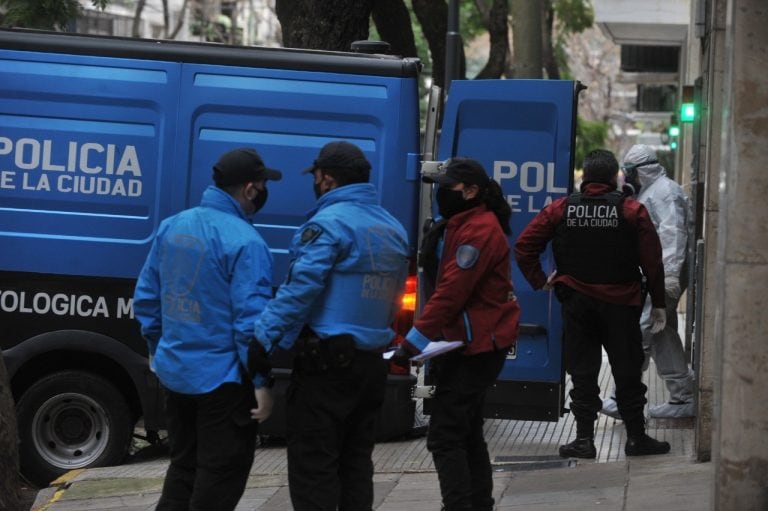 Se activó el protocolo sanitario en un geriátrico ubicado en la calle Ugarteche al 2800, del barrio porteño de Palermo, por 12 casos positivos y un muerto por coronavirus. (Clarín)