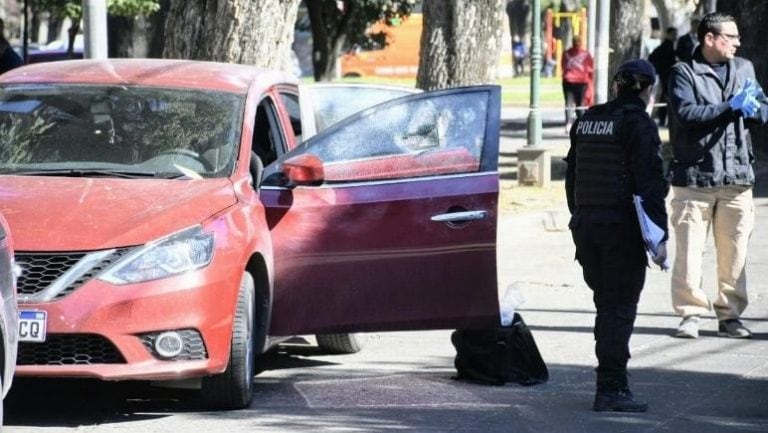 Un hombre recibió un disparo en el rostro cuando se encontraba en la puerta del banco Macro de Alberdi. (Twitter)