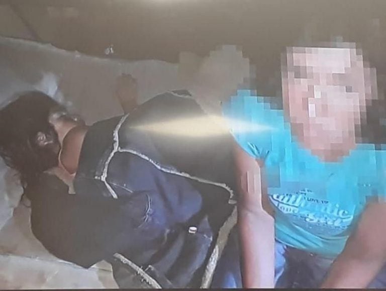 La policía encontró a Aisha durmiendo, tapada con una campera.