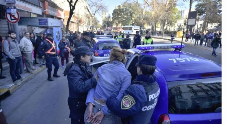 Discusión y detención en Plaza San Martín.