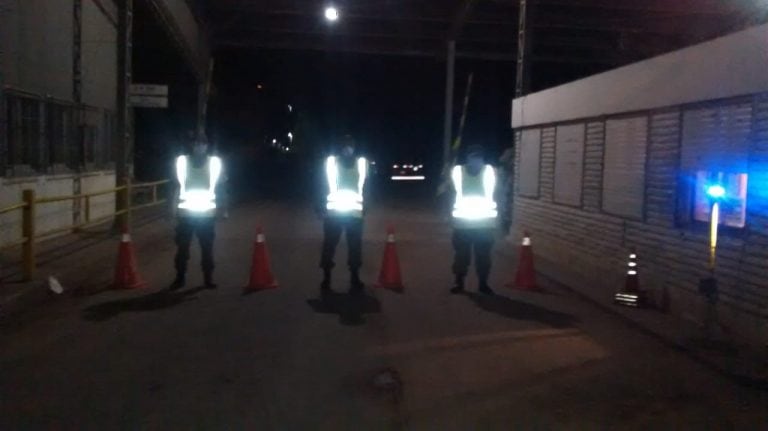 Gendarmería Gualeguaychú
apostada en cruce fronterizo Gualeguaychú - Fray Bentos
Crédito: Gerdarmería Local