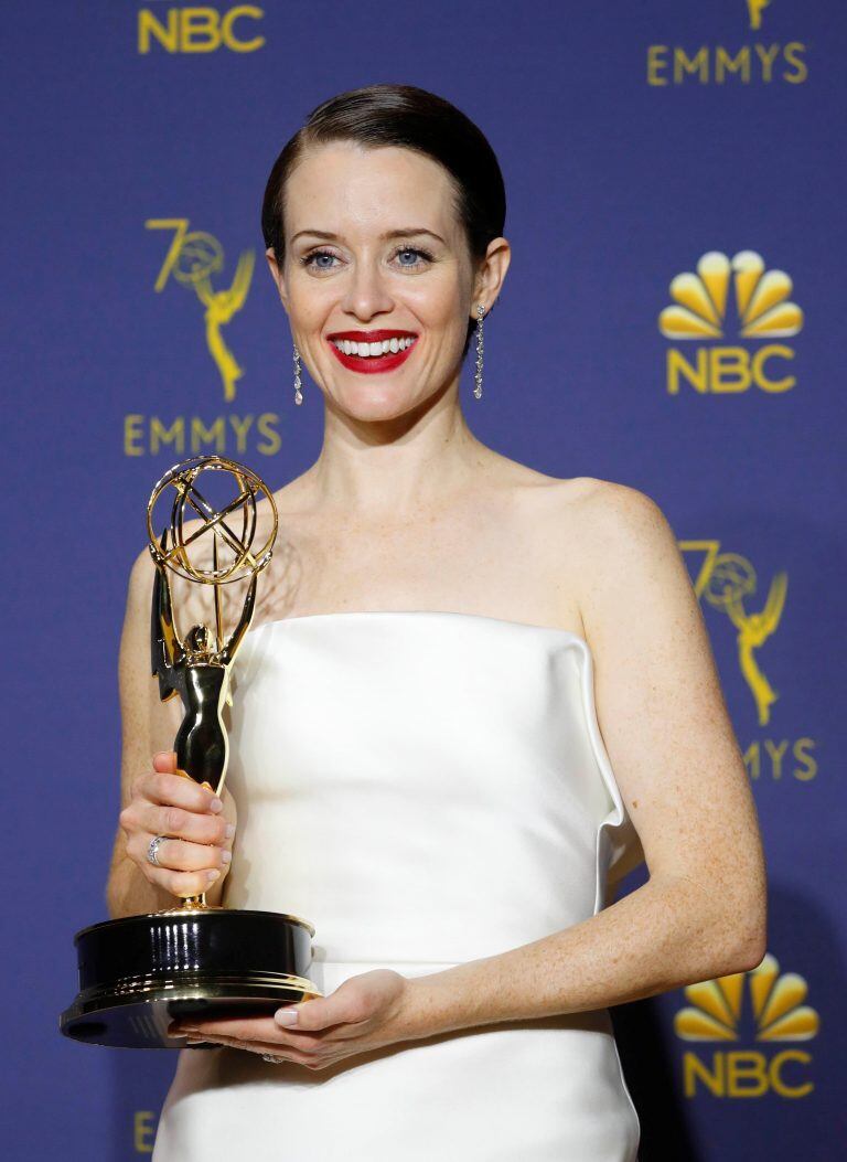 Claire Foy celebra el premio recibido como mejor actriz principal de serie de drama por su papel de Isable II en "The Crown"(Foto: Mike Blake/ REUTERS).