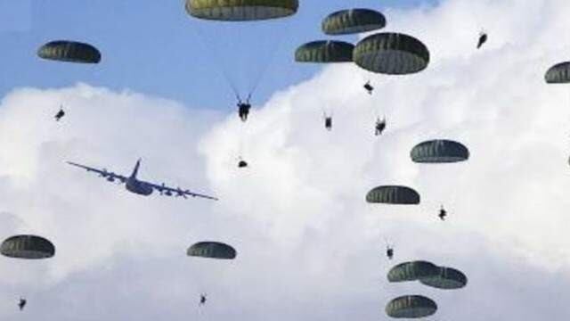 Tropas aerotransportadas, durante un ejercicio. Se realizan periódicamente, como parte del entrenamiento de los efectivos.