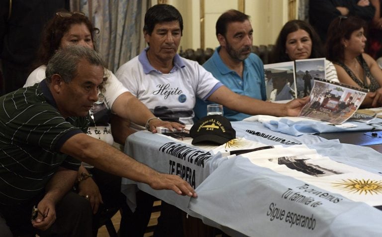 Relatives of the crew members of the ARA San Juan submarine meet with Argentina's President Mauricio Macri at Casa Rosada in Buenos Aires on February 6, 2018. 
The ARA San Juan submarine disappeared in the South Atlantic in November 2017 with a crew of 44 on board. / AFP PHOTO / JUAN MABROMATA