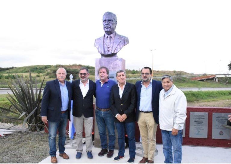 Mario Fiad, Raúl Jorge, Alberto Bernis, Alejandro Nieva, Lisandro Aguiar y José Luis Sánchez, principales dirigentes de la UCR jujeña, ante el busto del expresidente Raúl Alfonsín inaugurado en San Salvador de Jujuy.