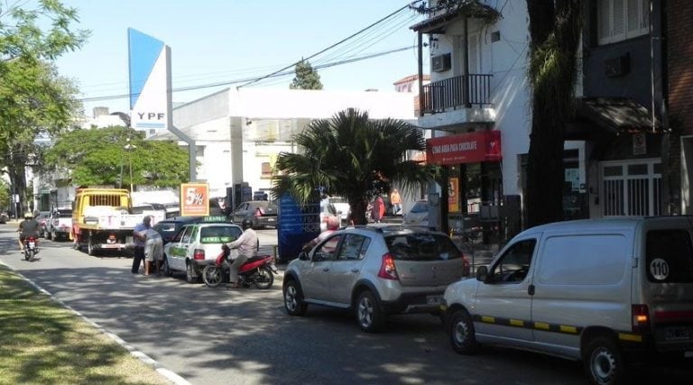 Las estaciones de servicio de Resistencia se abarrotaron de vehículos, al darse a conocer la autorización de un 4% en los precios, a partir del jueves.