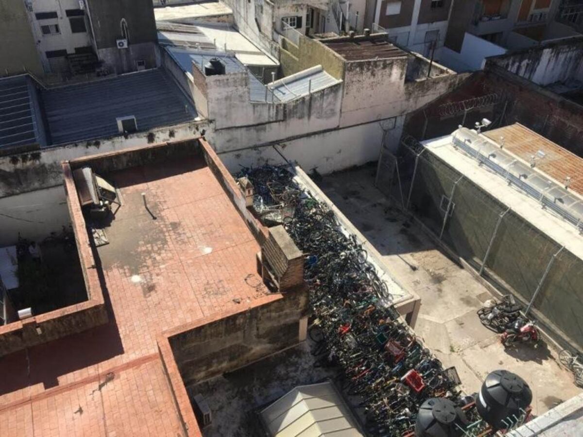 Chatarra en plena terraza de una comisaría céntrica: sacan vehículos y bicis de la seccional 2°