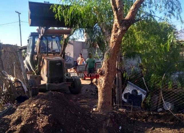 Las máquinas ya empezaron a trabajar en el humilde patio del pequeño profesor.